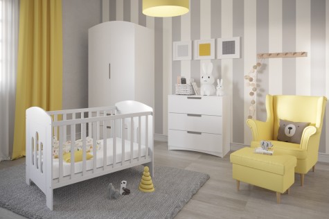 Pokój niemowlęcy z białym meblami w minimalistycznym stylu