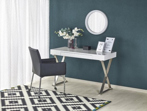 Białe biurko lakierowane z szufladą i czarne krzesło ze skóry ekologicznej na kółkach