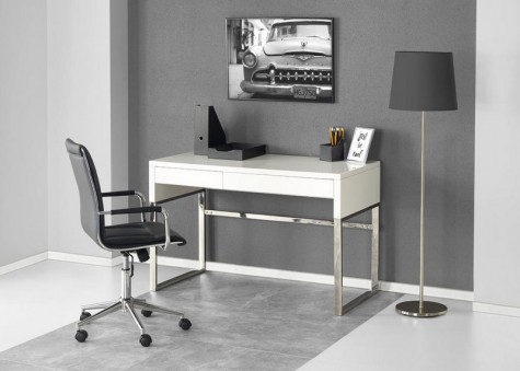 Biurko w wysokim połysku i obrotowe krzesło z ekoskóry w pomieszczeniu biurowym z wysoką lampą