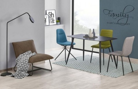 Stół z blatem w imitacji kamienia i kolorowe tapicerowane krzesła na metalowych nogach