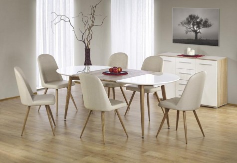 Rozkładany stół z owalnym blatem i krzesła z ekoskóry w jadalni z komodą oraz obrazem na tle popielatej ściany