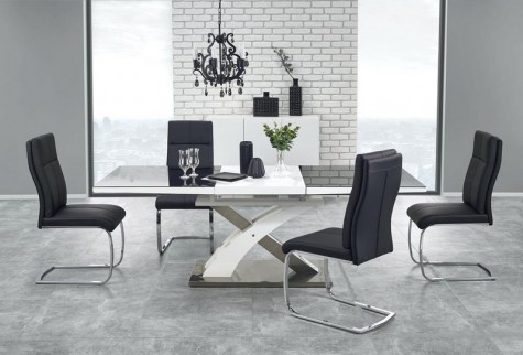 Zestaw z krzesłami tapicerowanymi ekoskórą i rozkładanym stołem w jadalni z dwoma oknami i ceglaną ścianą