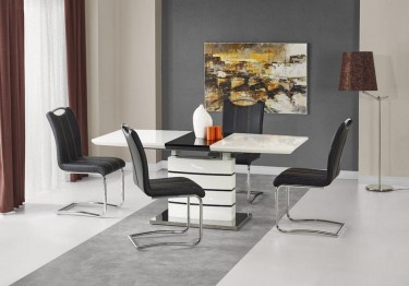 Stół z rozkładanym blatem i krzesłami na metalowych płozach w nowoczesnej jadalni z bordowymi zasłonami