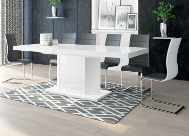 Biały stół w wysokim połysku z czarnymi krzesłami ze skóry ekologicznej w nowoczesnej jadalni z drewnianą podłogą