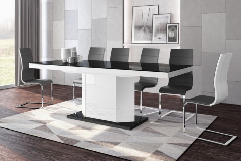 Czarno-biały stół z rozkładanym blatem w towarzystwie krzeseł z ekoskóry w nowoczesnej jadalni z drewnianą podłogą