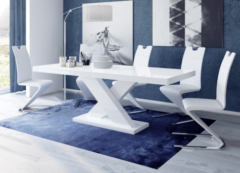 Zestaw białych mebli z rozkładanym stołem w wysokim połysku w jadalni na tle niebieskich ścian i dywanu