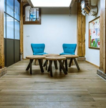 Okrągłe stoliki z drewnianym blatem w stylu industrialnym na metalowych nogach