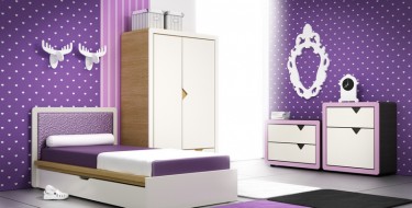 Łóżko z ozdobnym tapicerowanym wezgłowiem oraz komody i dwudrzwiowa szafa z szufladą