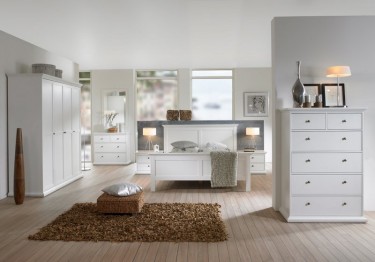Kolekcja białych mebli do sypialni w stylu prowansalskim z pojemną szafą na ubrania