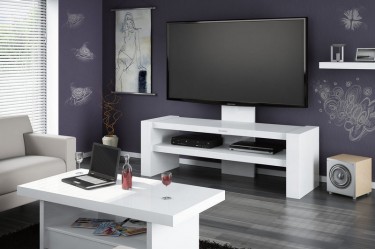 Biały stolik RTV z uchwytem do mocowania telewizora i półkami na sprzęt grający w salonie z drewnianą podłogą