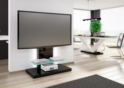 Czarny stolik RTV z uchwytem do zawieszenia TV i szklaną półką z oświetleniem LED w salonie połączonym z jadalnią