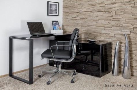 Czarne biurko z szafką w wysokim połysku oraz obrotowe tapicerowane krzesło