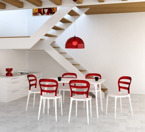 Kolorowe krzesła z tworzywa bez podłokietników i prostokątny biały stół w awangardowej jadalni