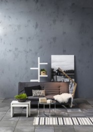 Sofa na wysokich nóżkach z funkcją spania tapicerowana szarą tkaniną i zdobiona modnymi przeszyciami