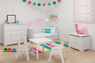 Zestaw białych mebli dziecięcych z łóżkiem i komodą w pokoju dla dziewczynki z różowymi dodatkami