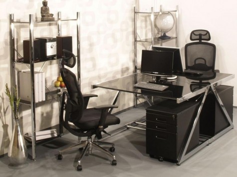 Obrotowe krzesła na kółkach oraz biurka z blatem ze szkła hartowanego i metalowe kontenerki z szufladami