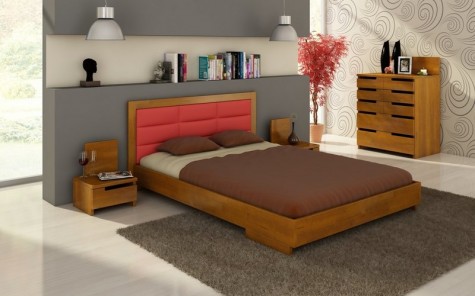 Sosnowe meble do sypialni z pojemną komodą oraz łóżkiem z tapicerowanym wezgłowiem