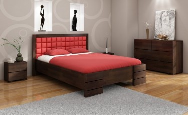 Sosnowe łóżko z pikowanym wezgłowiem oraz szafki nocne i komoda z pojemnymi szufladami