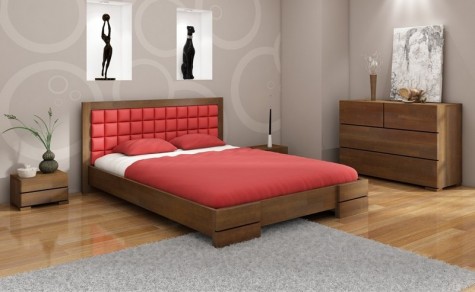 Komoda z pojemnymi szufladami oraz łóżko z drewna sosnowego z tapicerowanym ekoskórą wezgłowiem