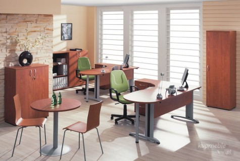 Zestaw mebli pracowniczych z biurkami narożnymi oraz szafami na dokumentację biurową i stolikiem kawowym