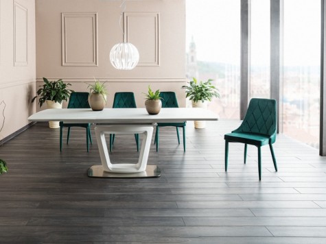 Biały stół z rozkładanym blatem na podstawie z tworzywa sztucznego i turkusowe pikowane krzesła