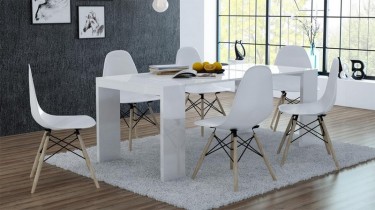 Biały rozkładany stół z funkcją biurka w towarzystwie nowoczesnych krzeseł bez podłokietników