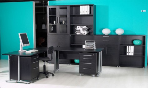 Zestaw czarnych mebli do biura z narożnym biurkiem i kontenerkami na kółkach