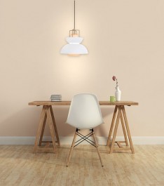 Designerska lampa wisząca z metalowym kloszem oraz białe krzesło na drewnianych nogach