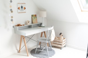 Dekoracyjna lampa z wzorzystym kloszem oraz skandynawskie biurko z szufladami i praktyczną półką