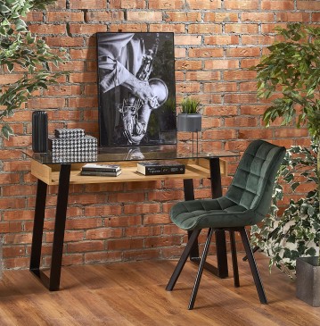 Biurko ze szklanym blatem w stylu industrialnym oraz pikowane krzesło tapicerowane tkaniną