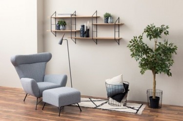 Przestrzeń wypoczynkowa w otwartym salonie z drewnianą podłogą