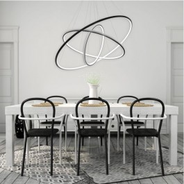 Designerskie krzesła z podłokietnikami oraz biały stół i futurystyczna lampa sufitowa