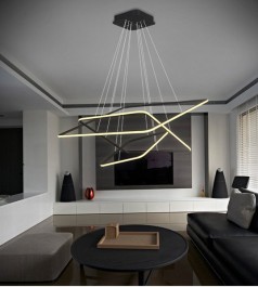 Designerska lampa wisząca w przestronnym salonie ze skórzanymi meblami wypoczynkowymi