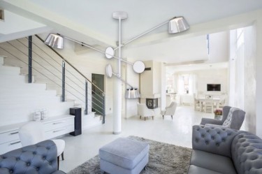 Designerska lampa wisząca z akrylowymi kloszami oraz eleganckie pikowane meble