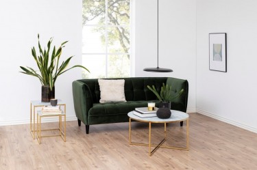 Dwuosobowa kanapa nierozkładana w nowoczesnym salonie z eleganckimi stolikami