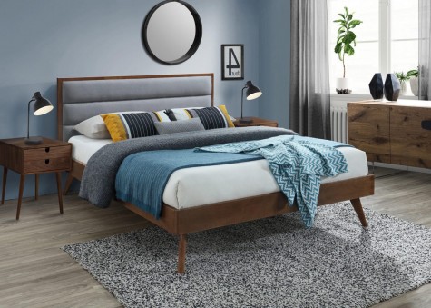 Drewniane łóżko na wysokich nóżkach z tapicerowanym zagłówkiem