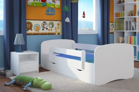 Białe łóżko ze skrzynią na pościel oraz szafka nocna z szufladą i otwarta przestrzenią do przechowywania