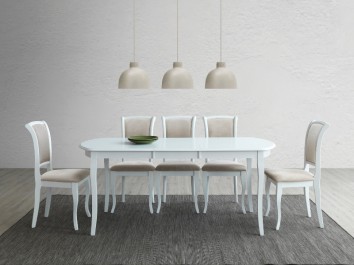 Stylizowany stół jadalniany z drewnianymi krzesłami na tle gładkiej ściany