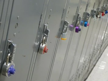 Szafki metalowe w zakładzie pracy — zalety, które ciężko przecenić
