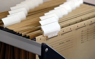 Zabezpieczenia dokumentów w firmie — szafki metalowe kartotekowe