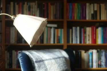 Zestaw mola książkowego — fotel i lampa do czytania