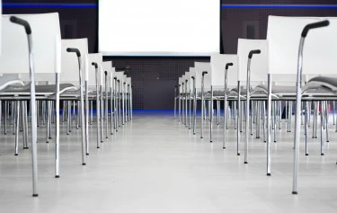Krzesła konferencyjne – z jakiego materiału powinny być wykonane?
