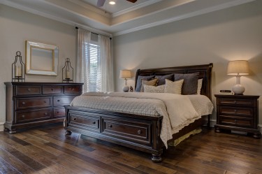 Drewniane łóżko sosnowe do sypialni