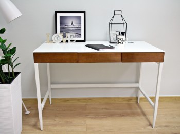 Białe biurko lakierowane z drewnianymi szufladami Doris