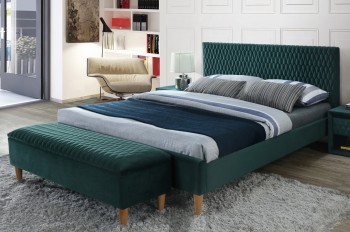 Pikowane łóżko tapicerowane tkaniną aksamitną Azurro Velvet