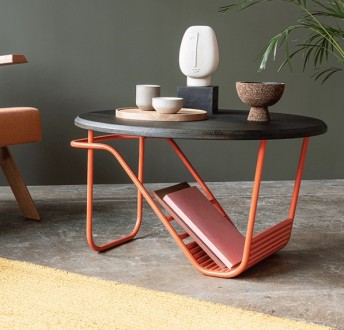 Designerski stolik kawowy z pomarańczową podstawą Wave