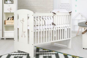 Białe łóżeczko ze szczebelkami dla niemowlaka Żyrafka 120x60