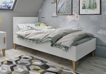 Białe łóżko w stylu skandynawskim Kubi