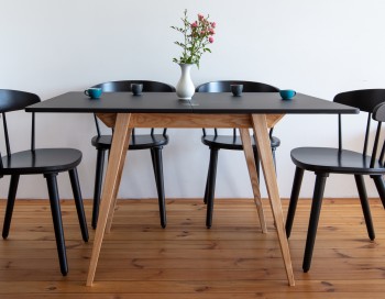 Rozkładany stół w stylu skandynawskim Envelope czarny S-Mat