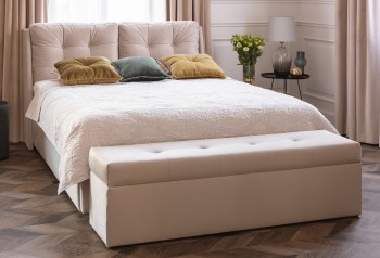 Tapicerowane łóżko z zagłówkiem i poduszkami Novio